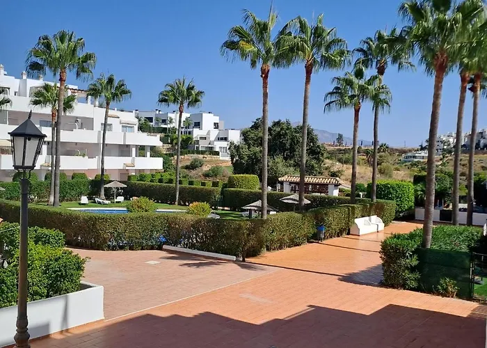 Spacious With Large Terraces Lunymar Golf, Apartamento Estepona