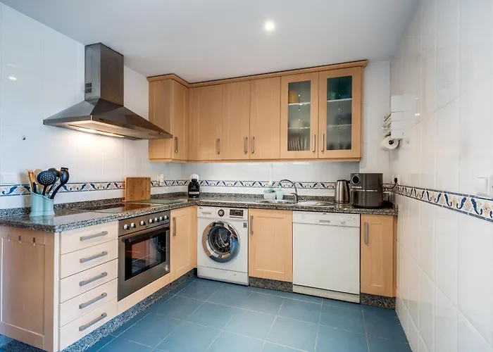 Spacious With Large Terraces Lunymar Golf, Apartamento Estepona